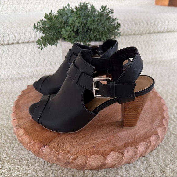 Black Women's Heeled Shoes With Buckles. - Picture 3 of 12